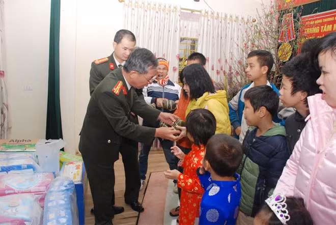 Đại tá Đặng Văn Lân, Phó Tổng biên tập Báo CAND tặng quà tại Trung tâm nuôi dưỡng người già và trẻ tàn tật Hà Nội. Đại tá Đặng Văn Lân, Phó Tổng biên tập Báo CAND tặng quà tại Trung tâm nuôi dưỡng người già và trẻ tàn tật Hà Nội.