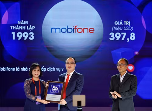 Ông Lê Mai Sơn - Phó trưởng ban Tuyên giáo - Truyền thông MobiFone nhận danh hiệu từ Ban Tổ chức chương trình