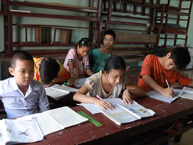 Những đứa trẻ ở lớp học đặc biệt có hoàn cảnh khó khăn và đều mắc bệnh có khiếm khuyết cơ thể.