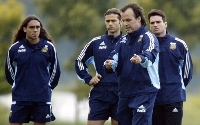 Phong cách của Pochettino (thứ hai từ trái qua) chịu ảnh hưởng trực tiếp từ ông thầy Bielsa.