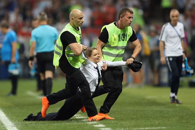 CĐV quá khích lao xuống sân Luzhniki. CĐV quá khích lao xuống sân Luzhniki.
