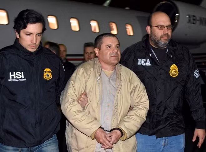 Joaquin El Chapo Guzman khi bị dẫn độ từ Mexico tới Mỹ ngày 19-1-2017.