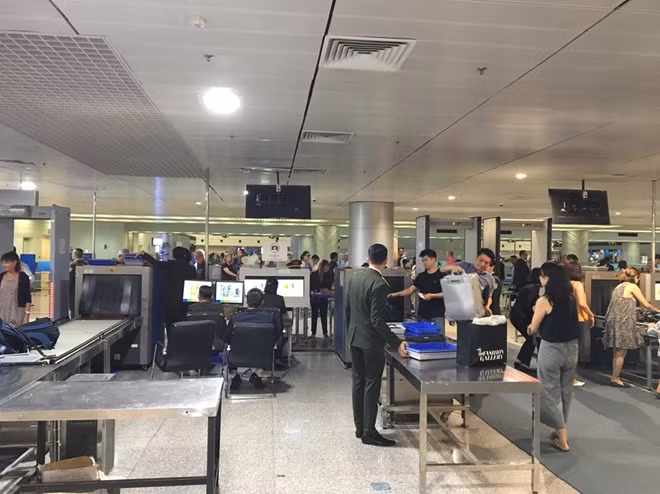 Hành khách xuất nhập cảnh cần tìm hiểu rõ các quy định pháp luật liên quan, chủ động thực hiện việc khai báo hải quan.