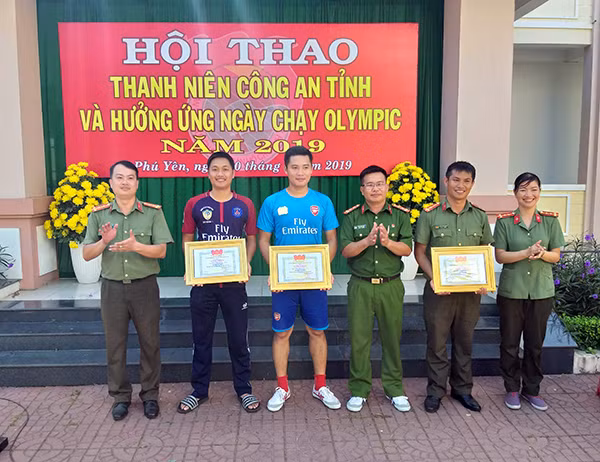 Trao giải toàn đoàn cho các đội