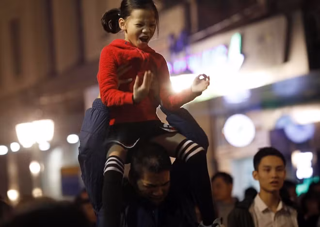 Trẻ nhỏ hào hứng cùng bố mẹ ra phố đón chào năm mới.