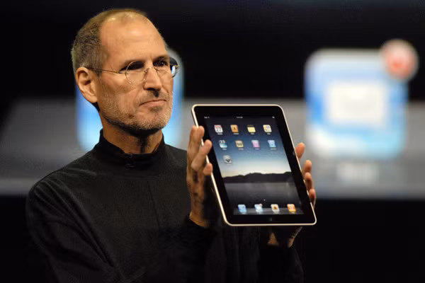 Với việc tạo ra iPad, Apple khiến tất cả mọi người phải kinh ngạc bởi sự thành công rất lớn của sản phẩm này cho đến cả thời điểm hiện tại. Rõ ràng không phải là máy tính bảng đầu tiên trên thị trường, iPad đời đầu khá chậm chạp nhưng nó lại là máy tính bảng đầu tiên phổ biến và nhanh chóng tạo ra một làn sóng cạnh tranh từ rất nhiều nhà sản xuất, trong đó có cả Samsung và Microsoft. Đến nay, tuy sản lượng iPad bán ra có phần giảm nhưng không thể phủ nhận sản phẩm của Apple luôn giữ vị trí độc nhất trong lịch sử điện toán.