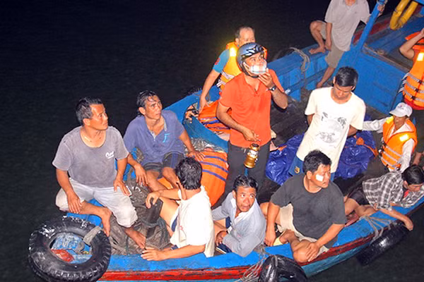 Nhóm ngư dân trên tàu đánh cá BĐ-93029 TS may mắn thoát chết được đưa vào bờ trong đêm 2-5