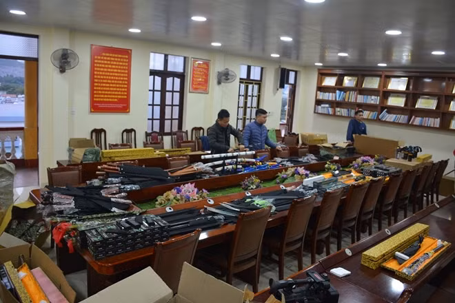 Số vũ khí, công cụ hỗ trợ do Nguyễn Đăng Ninh "đánh" từ Móng Cái về để bán kiếm lời