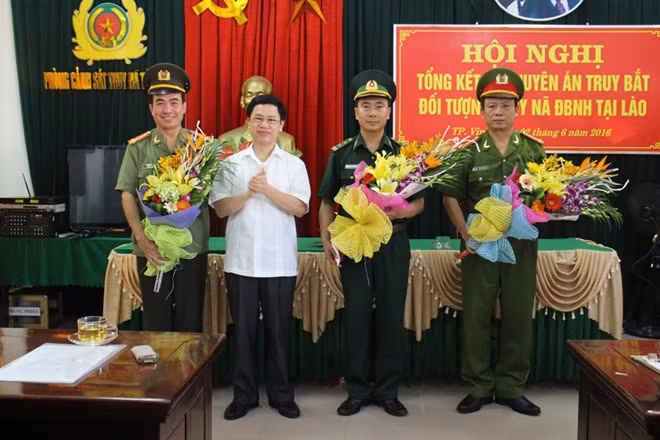 Lãnh đạo UBND tỉnh Nghệ An trao thưởng cho Phòng PC52 sau khi bắt các đối tượng truy nã tại Lào.
