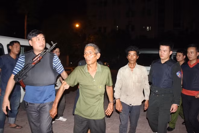 Dẫn giải 2 đối tượng Lương Phò An và Lương Bún Thi từ Lào về Việt Nam quy án.