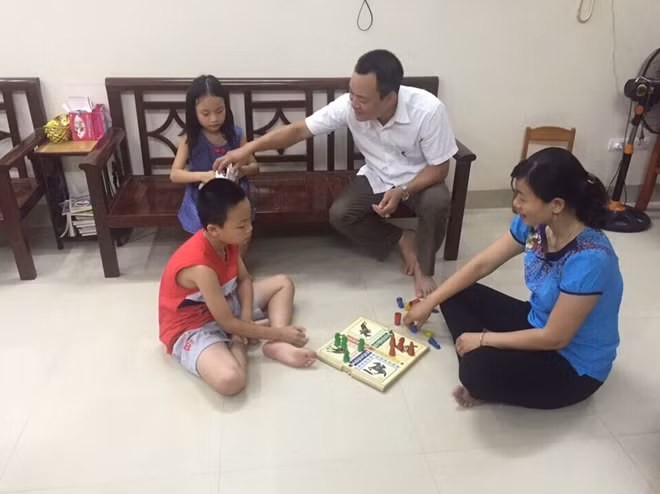 Thiếu tá Nguyễn Thị Minh Trường bên chồng con.