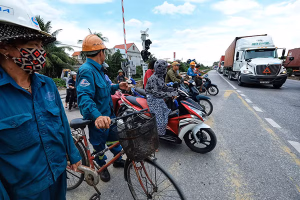 Sau vụ tai nạn nghiêm trọng, người dân vẫn băng qua đường bất chấp nguy hiểm. Ảnh: Trần Nam.