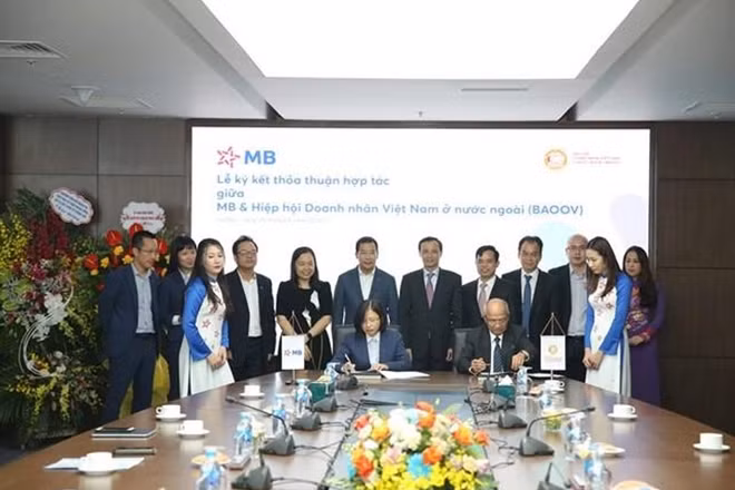 Đại diện MB và BAOOV tham gia lễ kí kết hợp tác