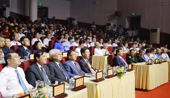 Các đồng chí lãnh đạo Đảng, Nhà nước, tỉnh Hà Tĩnh và đông đảo nhân dân tham dự buổi lễ.