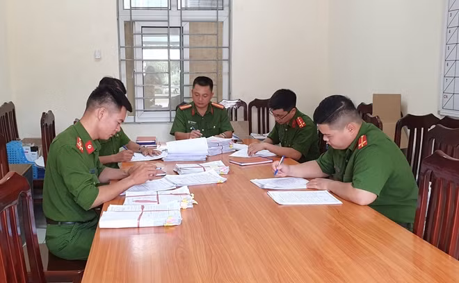 Công an xã Thanh Liệt, huyện Thanh Trì kiểm tra, bổ sung thông tin tại các phiếu thu thập thông tin dân cư.