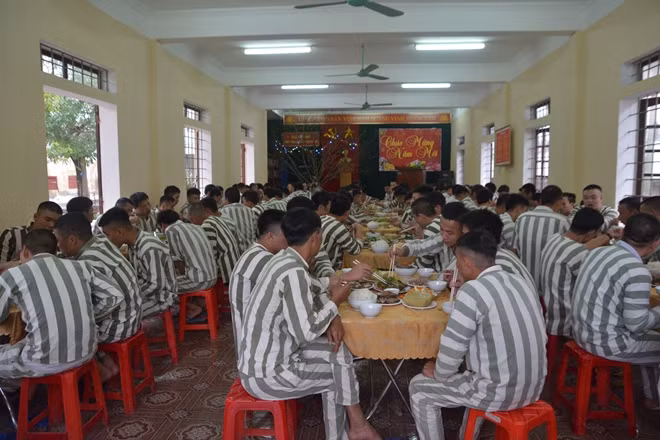 Bữa ăn tất niên của phạm nhân tại Trại tạm giam Công an Nghệ An