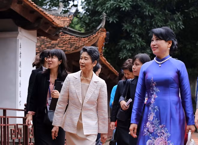 Tại Văn Miếu - Quốc Tử Giám, bà Suga Mariko đã nghe giới thiệu về lịch sử hình thành và phát triển của Văn Miếu - Quốc Tử Giám, trường đại học đầu tiên của Việt Nam. Phu nhân thủ tướng Nhật Bản bày tỏ sự ngưỡng mộ khi nghe thuyết minh về lịch sử đất nước Việt Nam.