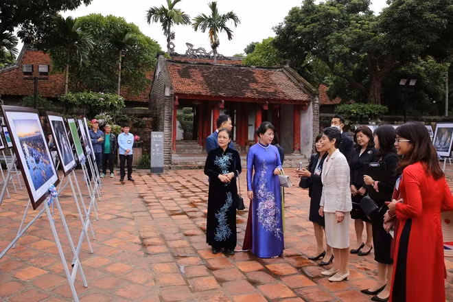 Cũng trong chuyến thăm quan Văn Miếu – Quốc Tử Giám, hai vị phu nhân đã ngắm nhìn các tác phẩm ảnh "Hà Nội trong tôi".
