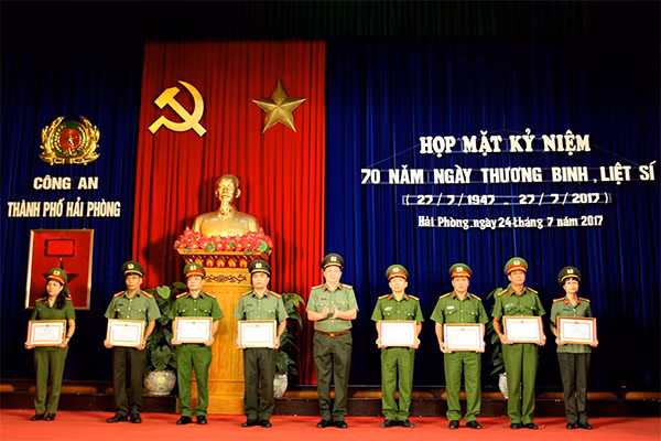 Các tập thể và cá nhân được khen thưởng Các tập thể và cá nhân được khen thưởng
