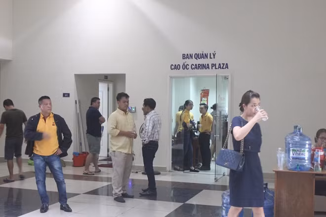 Cư dân chung cư Carina mong muốn sớm được về nhà.