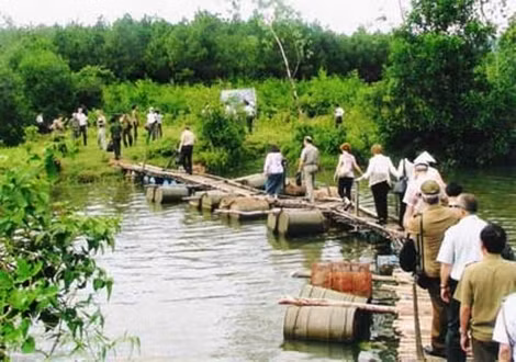 Chiếc cầu phao bắc qua sông để vào "Bảo tàng chiến tranh" ngoài trời ở Vực Quành được mô phỏng như thời chiến.