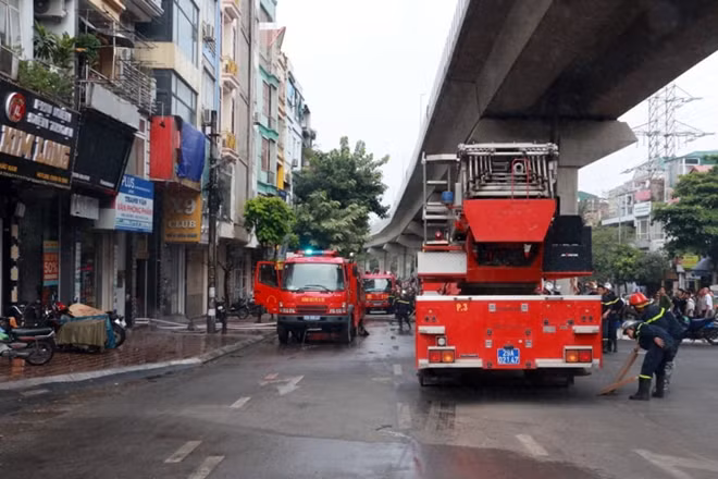 Cảnh sát PCCC triển khai phương tiện và lực lượng đến hiện trường.