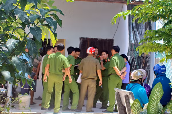 Công an khám nghiệm hiện trường vụ nổ