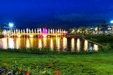 Khung cảnh lộng lẫy của công viên được chọn là bức nền thiên nhiên để cư dân lưu lại những khoảnh khắc đẹp bên nhau