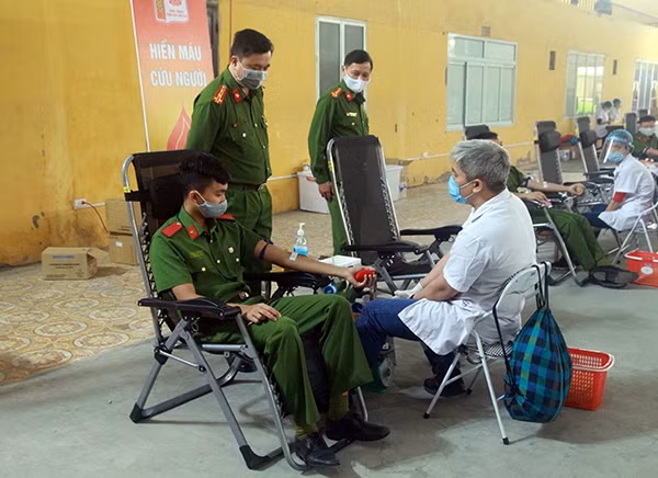 Đại tá, Tiến sĩ Phạm Văn Năm động viên, thăm hỏi học viên, nhân viên y tế trong chương trình hiến máu