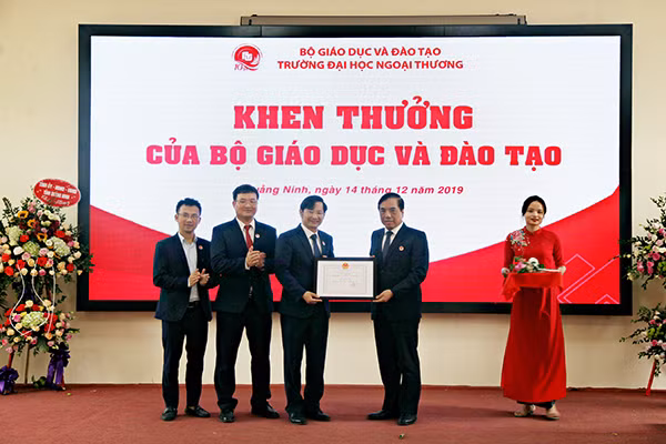 PGS.TS Bùi Anh Tuấn, Hiệu trưởng Trường Đại học Ngoại thương tặng Bằng khen của Bộ Giáo dục và Đào tạo cho Cơ sở Quảng Ninh