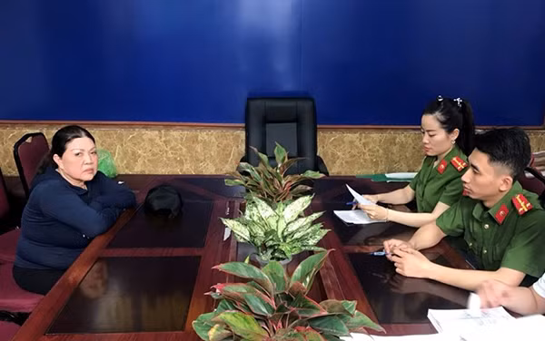 Trùm tín dụng đen Nguyễn Thị Bích (bên trái) thừa nhận hành vi phạm tội
