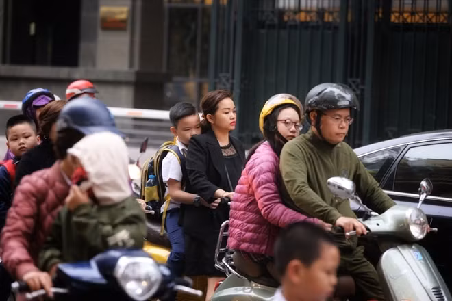 Đèo trẻ nhỏ không đội mũ bảo hiểm sẽ để lại những tấm gương không tốt cho việc giáo dục đảm bảo ATGT.