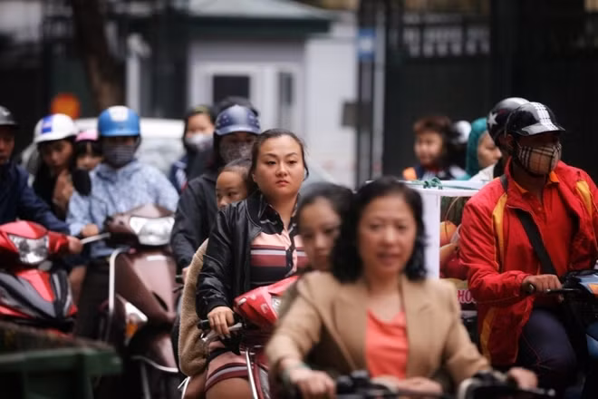 Kỳ nghỉ Tết Nguyên đán Kỷ Hợi kéo dài 9 ngày kết thúc, ấy là lúc người dân thủ đô bắt đầu trở lại làm việc. Dường như dư âm Tết vẫn còn nên trên các tuyến đường của Thủ đô có thể dễ dàng nhận thấy tình trạng người dân tham gia giao thông nhưng "quên" mũ bảo hiểm ở nhà là khá phổ biến...