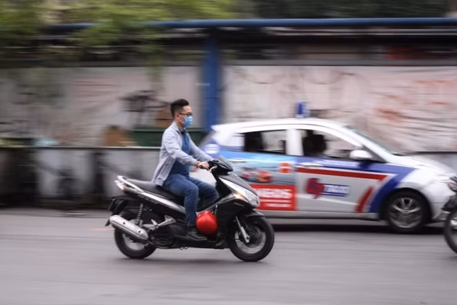 Ăn mặc đẹp nhưng không đội mũ bảo hiểm...