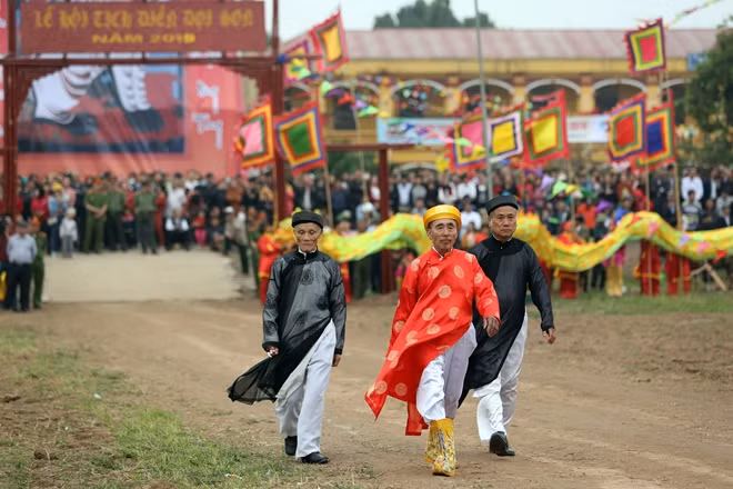Cũng như mọi năm, một lão nông “hóa trang” vua Lê Đại Hành bước lên lễ đài khấn cáo vua Lê và Thần Nông rồi xuống ruộng dắt trâu đi cày, khởi đầu mùa vụ, mang đến lúa gạo, nhà nhà no đủ. Năm nay, cụ ông Ngụy Văn Tuyên (74 tuổi, thôn Đọi Tín) là người được vinh dự vào vai vua Lê Đại Hành xuống ruộng cày.