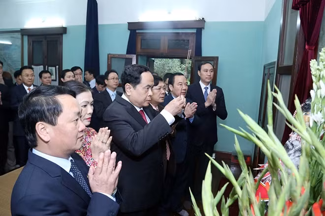 Chủ tịch UBTƯ MTTQ Việt Nam Trần Thanh mẫn và các đại biểu dân hương tưởng niệm Bác tại Nhà tưởng niệm Bác tại Khu Di tích Chủ tịch Hồ Chí Minh