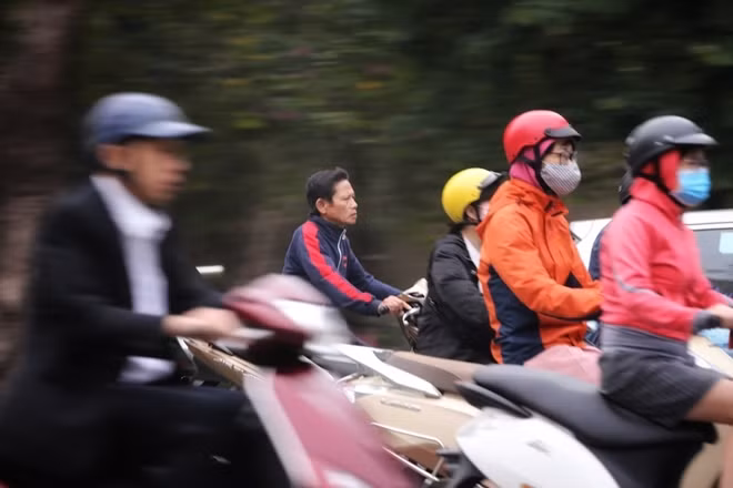 Trong khi những người xung quanh chấp hành luật GTĐB thì người đàn ông này một mình "ngược lối"
