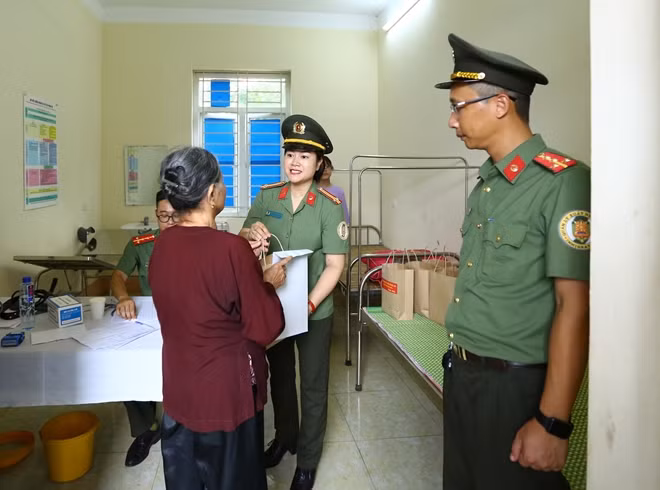 Những phần quà được chuyển tận tay các đối tượng chính sách.