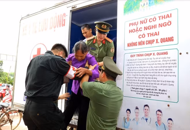 Song song với các hoạt động thăm hỏi thương bệnh binh, đoàn công tác đã phối hợp với Bộ tư lệnh CSCĐ tổ chức khám bệnh, phát thuốc, tặng quà cho các đối tượng chính sách tại xã Tứ Hiệp, huyện Hạ Hòa, tỉnh Phú Thọ.