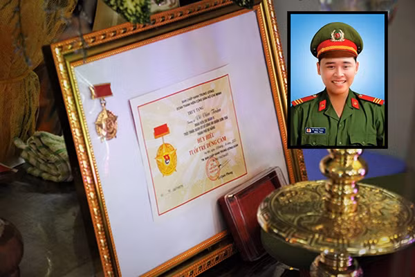 Trung ương Đoàn TNCS Hồ Chí Minh đã truy tặng huy hiệu “Tuổi trẻ dũng cảm” cho đồng chí Thượng sỹ Võ Văn Toàn đã hy sinh khi đang làm nhiệm vụ.