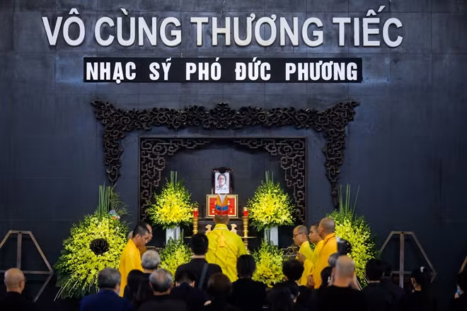 Trưa 24/9, đông đảo bạn bè, đồng nghiệp và người yêu âm nhạc đã có mặt tại Nhà tang lễ số 5 Trần Thánh Tông để cùng thắp nén nhang, đưa tiễn nhạc sĩ Phó Đức Phương về với đỉnh Phù vân mây trắng.
