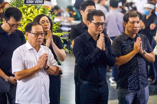 NSND Trung Hiếu và đoàn Nhà hát kịch Hà Nội đến viếng cố nhạc sĩ.