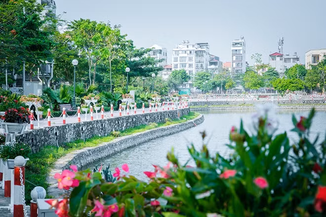 Hồ điều hòa tự nhiên nằm cạnh phố đi bộ Trịnh Công Sơn đã được chỉnh trang, lắp đặt thêm hàng rào cùng hoa tươi nhằm tạo cảnh quan cũng như đảm bảo an toàn cho người dân.