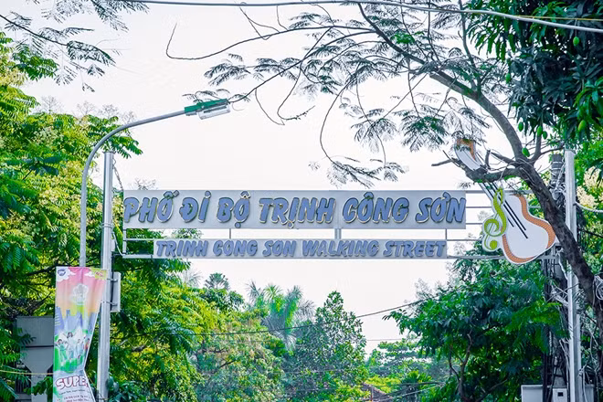 Phố đi bộ Trịnh Công Sơn dài 900m, từ ngã ba ngõ 612 Lạc Long Quân đến giao với dốc ngã ba đê Âu Cơ, cạnh trường THPT Phan Chu Trinh, gần hồ Tây, thuộc địa phận UBND quận Tây Hồ, Hà Nội.