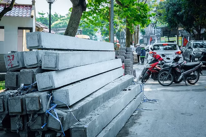 Trước ngày khai trương, công việc hoàn thiện đang được công nhân tích cực thi công những công đoạn cuối cùng, đảm bảo thời gian đã dự kiến trước đó.