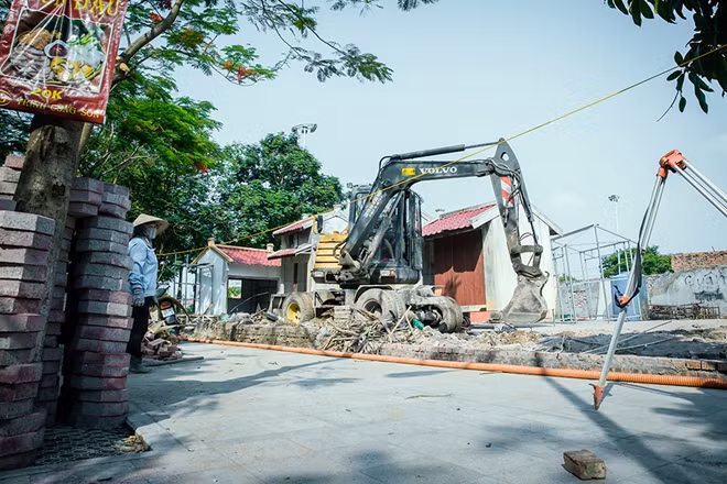 Máy xúc đất được huy động để tăng tiến độ thi công.