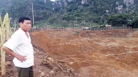 Hàng hécta đất trồng lúa bị lật tung lên để khai thác vàng.