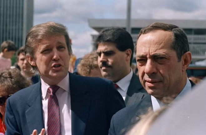 Ông Donald Trump và Thống đốc New York Mario Cuomo tại giải xe đạp Tour de Trump ở Albany, New York tháng 5 năm 1989. ảnh: AP