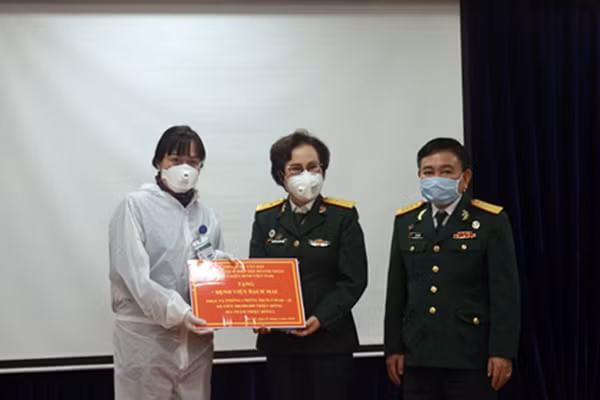 Bà Nguyễn Thị Bảo Hiền trao 300 triệu đồng ủng hộ Bệnh viện Bạch Mai