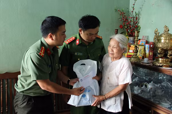 Đoàn công tác thăm hỏi, tặng quà gia đình Liệt sỹ Đỗ Khắc Tuất.